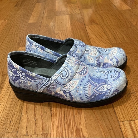 6.5 OHMM clogs. Great for nurses or someone who works in a kitchen or restaurant - Picture 10 of 10